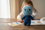 Bloki Handpuppe mit starkem Gesichtsausdruck steht vor einem Kind beim Spielen und Lernen