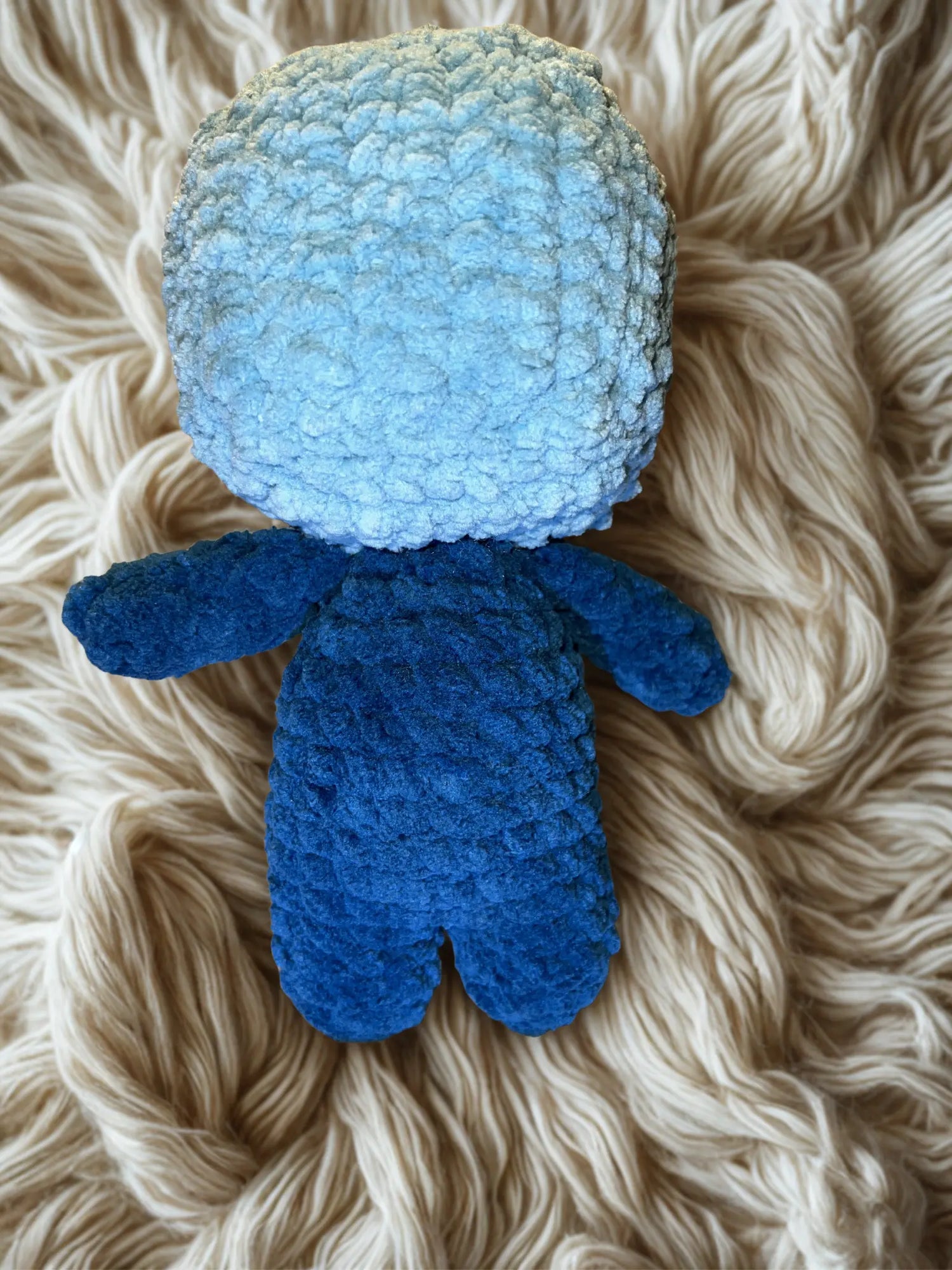 Bloki Stoffpuppe Rückansicht – hochwertige textile Verarbeitung mit gleichmäßiger Nahtführung.