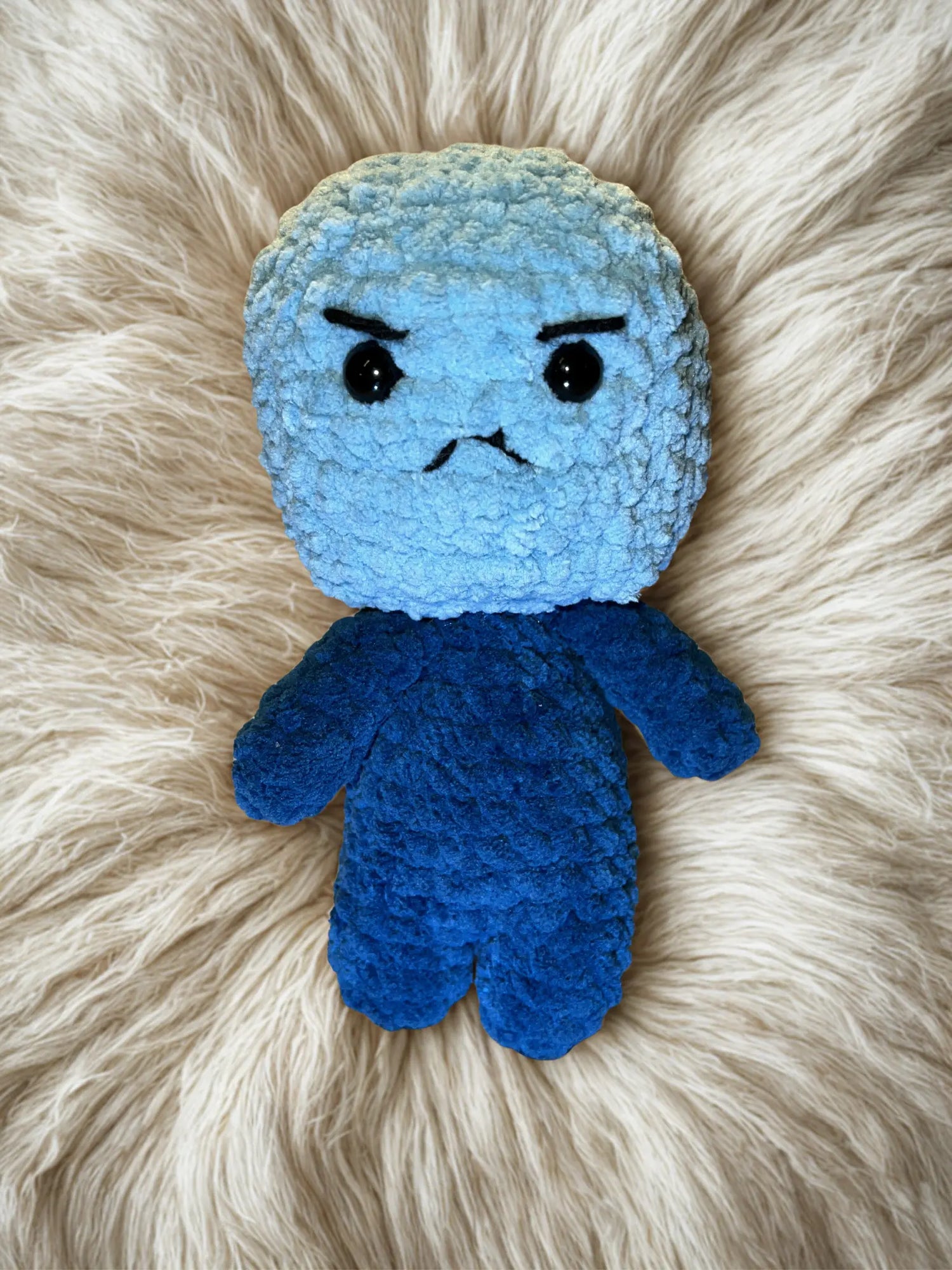 Bloki Stoffpuppe Vorderansicht – handgefertigte Handpuppe, Symbol für Schutz und Vertrauen.