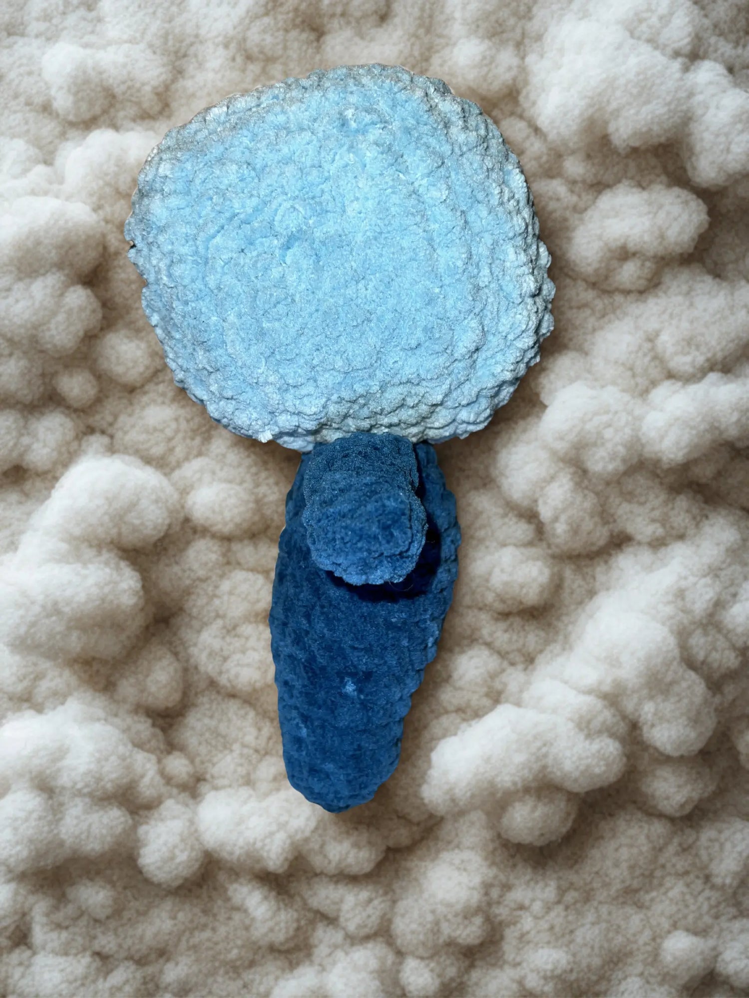 Bloki Handpuppe Seitenansicht – stabile Form mit weicher Struktur für fantasievolles Rollenspiel.