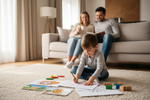 Kind malt im Toki & Bloki Malbuch während die Eltern entspannt im Hintergrund sitzen – kreative und ruhige Beschäftigung für Kinder