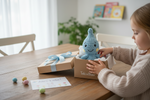 Toki Handpuppe als liebevolles Geschenk für Kinder beim Auspacken zu Hause