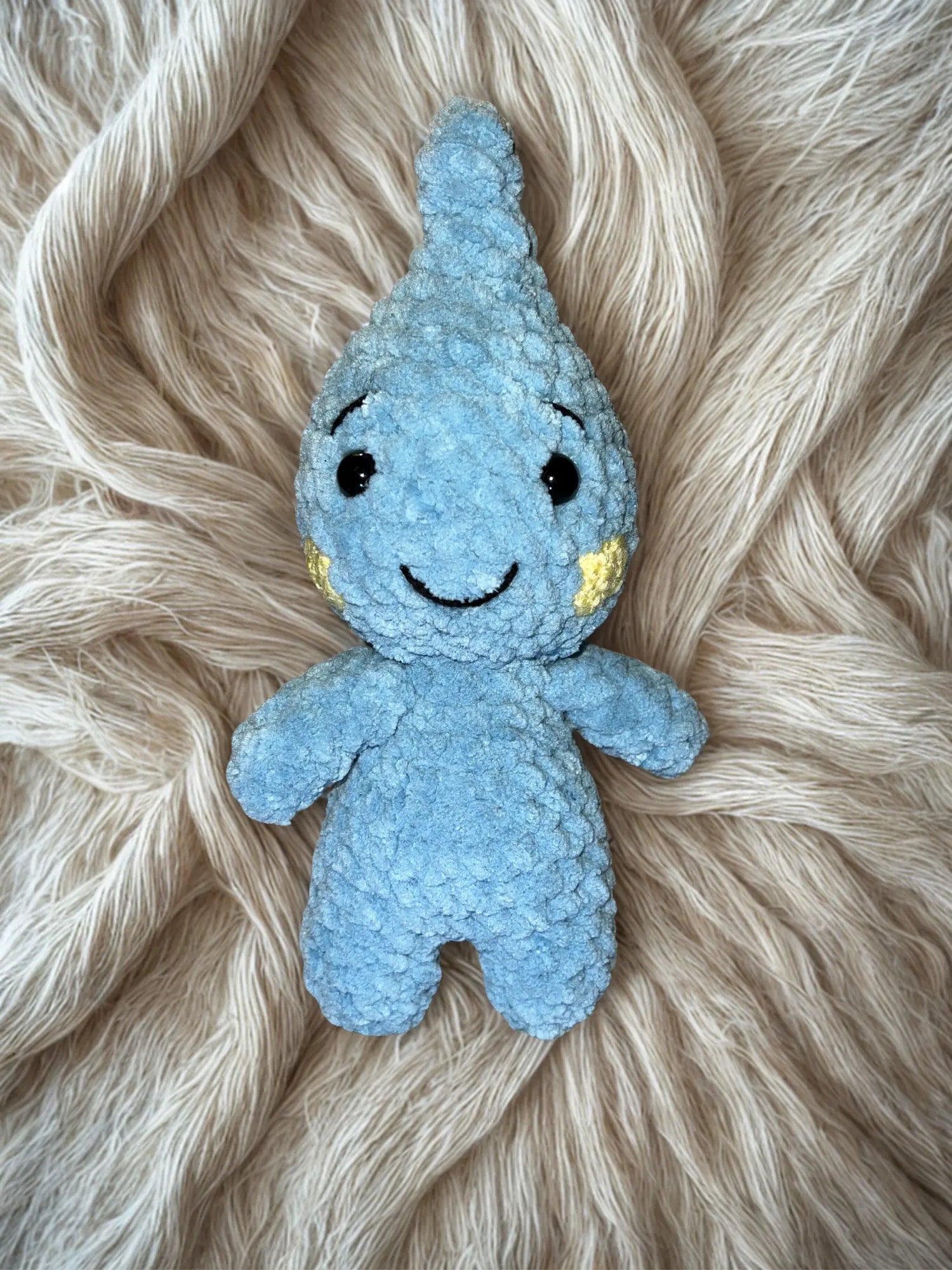 Toki Stoffpuppe in Vorderansicht – weiche, handgefertigte Handpuppe für Kinder mit freundlichem Ausdruck zur Förderung emotionaler Entwicklung.