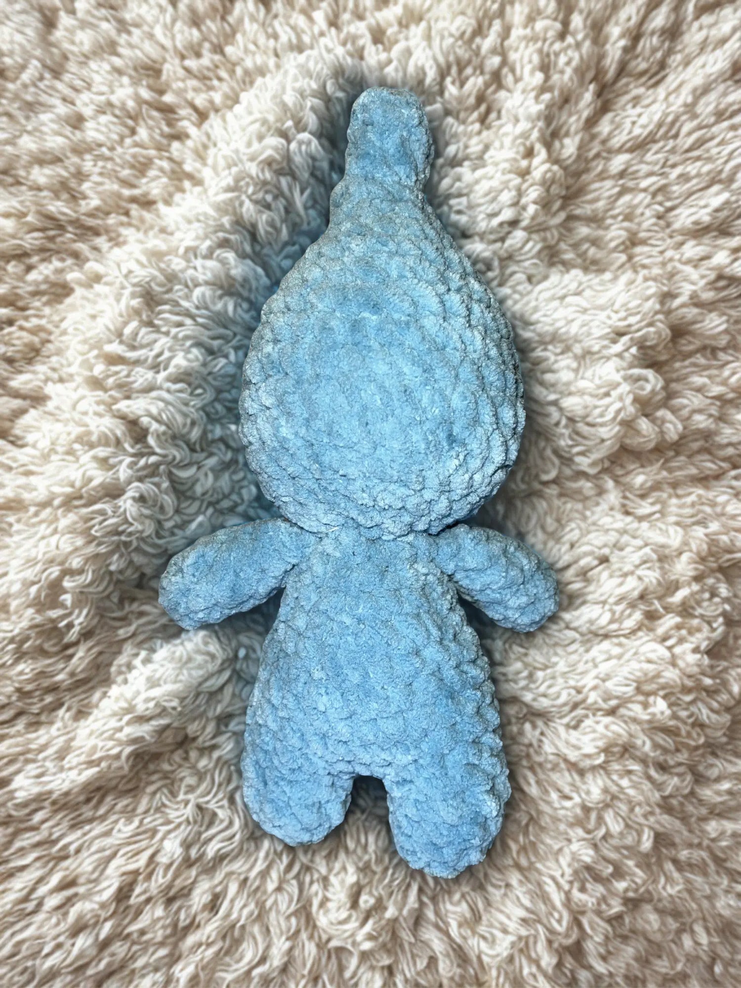 Toki Stoffpuppe Rückansicht – sorgfältig vernähte Rückseite mit hochwertigem Textilmaterial.