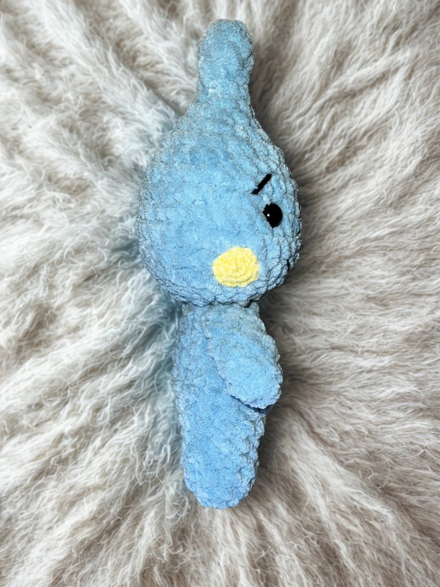 Toki Handpuppe von der Seite – detailreiche Verarbeitung und angenehme Tiefe für kleine Kinderhände.